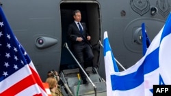 Во Израел, Блинкен „ќе разговара за потребата да се обезбеди пораз на Хамас, вклучително и во Рафах, на начин што ќе го заштити цивилното население, нема да ја попречува испораката на хуманитарна помош и ќе ја унапреди севкупната безбедност на Израел“, според Стејт департментот. 