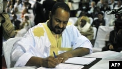 Sidi Brahim Ould Sidati, a member of the Arab Movement of Azawad, signs the peace accord on behalf of the Coordination of Azawad Movements in Bamako, Mali, June 20, 2015.