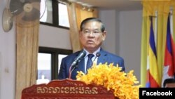 រូបឯកសារ៖ លោកឧបនាយករដ្ឋមន្ត្រី ស ខេង ឡើងថ្លែងសុន្ទរកថានៅសាលាខេត្តប៉ៃលិន កាលពីថ្ងៃទី២១ ខែធ្នូ ឆ្នាំ២០២០។ (រូបថត៖ ទំព័រហ្វេសប៊ុកលោក ស ខេង) 