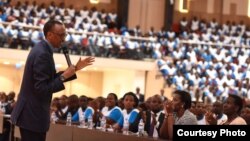 Paul Kagame e estudantes universitários