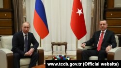 Presiden Rusia Vladimir Putin (kiri) mengadakan pembicaraan dengan Presiden Turki Recep Tayyip Erdogan di Ankara hari Senin (1/12).