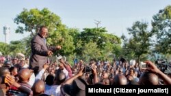 Tundu Lissu akiongea na wafuasi wa chama chake.