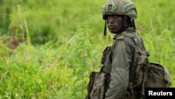 Un rebelle congolais du M23 est aperçu avant de se retirer du site des 3 antennes à Kibumba, près de Goma, province du Nord-Kivu de la RDC, le 23 décembre 2022.