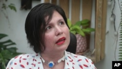 ARCHIVO - Ana Estrada, una psicóloga peruana que está casi completamente paralizada por una enfermedad terminal, da una entrevista en su casa en Lima, Perú, el 18 de diciembre de 2019. 