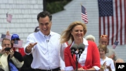 Capres partai Republik, Mitt Romney dan isterinya, Ann, dalam salah satu kampanyenya (foto: dok). 