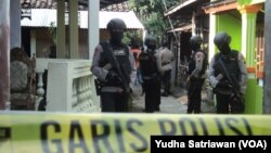 Polisi bersenjata lengkap menjaga lokasi penggeledahan Densus Anti Teror (foto: ilustrasi). 