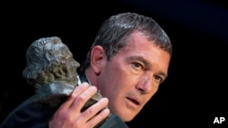 Aktor Spanyol, Antonio Banderas, menggenggam piala Goya sebagai penghormatan atas kariernya, dalam Upacarea Penganugerahan Film Goya di Madrid, Spanyol tanggal 7 Februari 2015 (foto: AP Photo/Daniel Ochoa de Olza).