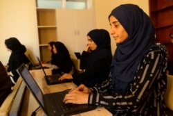 Murid-murid perempuan Afghanistan terlihat sedang menghadiri kelas di di Herat. (Foto: AFP)