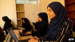 Siswa perempuan Afghanistan menghadiri sebuah kelas di Herat. (Foto: AFP)
