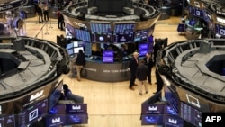 2025年3月7日紐約市開市時交易員在證券交易所(NYSE) 大廳工作。