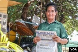 ស្ត្រីវ័យចំណាស់ម្នាក់កាន់​កាសែតមួយបង្ហាញដល់អ្នកសារព័ត៌មានវីអូអេ នៅខេត្តសៀមរាប ថ្ងៃទី៩ ខែកញ្ញា ឆ្នាំ២០១៩។ (ស៊ុន ណារិន/VOA)