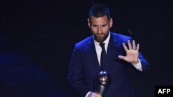 Lionel Messi avec son trophée de meilleur joueur Fifa de l'année, Italie, le 23 septembre 2019