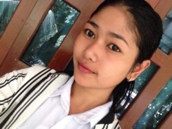 យុវតី ខាត់ ស្រីណា ជា​សិស្ស​ថ្នាក់​ទី ១២ នៅវិទ្យាល័យ​សិរីមង្គល នៅឃុំរកាកោង ស្រុក​មុខ​កំពូល ខេត្តកណ្តាល។ (Courtesy Photo)