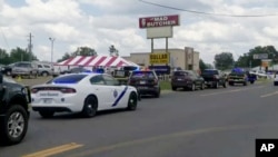 La policía responde a la escena de un tiroteo, el viernes 21 de junio de 2024, en Fordyce, Arkansas. El inicio del verano fue particularmente violento en EEUU con docenas de muertos y heridos en tiroteos ocurridos en Alabama, Ohio y Arkanzas.
