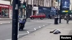 Seorang pria yang ditembak polisi setelah melakukan penikaman tergeletak di Streatham, selatan London, Inggrid, 2 Februari 2020.
