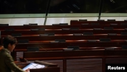 香港特首林郑月娥面对空荡荡的立法会发表施政报告。（2020年11月25日）