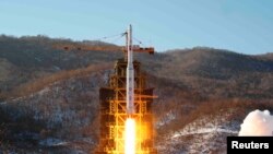 Korea Utara melakukan ujicoba roket Unha (foto: dok). AS memberlakukan sanksi-sanksi baru terhadap Pyongyang untuk menarget Satuan Roket Strategis Korea Utara.