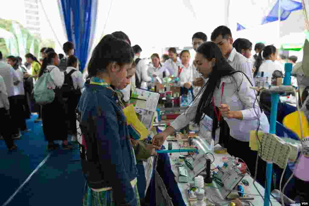 យុវសិស្ស​វិទ្យាល័យ​ចូល​មើល​ស្តង់​វិទ្យាសាស្ត្រ​នៅ​ក្នុង​មហោស្រពជាតិ​ស្តី​ពីវិទ្យាសាស្រ្ត​ និង​​វិស្វកម្ម​លើកទី​៥​ឆ្នាំ​២០១៩​ កាលពី​ថ្ងៃទី​២១ ខែកុម្ភៈ ឆ្នាំ២០១៩​ នៅពហុ​កីឡាដ្ឋាន​អូឡាំពិក​ រាជធានីភ្នំពេញ ប្រទេស​កម្ពុជា។ (ទុំ ម្លិះ/VOA)