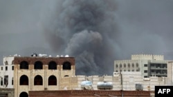 Smoke billows following an airstrike by the Saudi-led coalition on the headquarters of the Special Security Forces, formerly known as the Central Security, in Sana'a, Yemen, May 27, 2015.