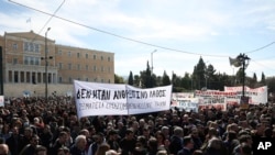Aksi unjuk rasa di luar parlemen Yunani, di Athena, Yunani, Minggu, 5 Maret 2023. (AP/Yorgos Karahalis)