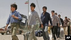 طبق معلومات رسانه‌های دولتی ایران، افغان‌ها۹۰ درصد شهروندان خارجی مقیم ایران را تشکیل می‌دهند که اکثر آنان بدون داشتن مدارک معتبر سفر و اقامت وارد آن کشور می‌شوند.