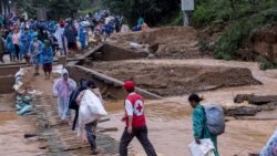 Phân phát đồ cứu trợ của Chữ Thập Đỏ tại Quảng Trị, ngày 21/10/2020.