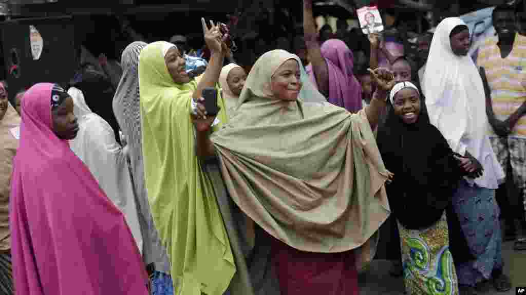 'Yan Najeriya dauke da tsintsiya da ruwa, Kaduna, Afrilu 1, 2015.