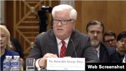美国总统特朗普提名的驻日大使人选乔治·格拉斯2025年3月13日出席美国国会参议院提名确认听证会。（图片来源：参议院外委会视频截图）