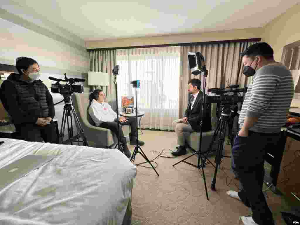 ​پشت صحنه فیلمبرداری مصاحبه بخش فارسی صدای آمریکا ​با آرش مرتب. آروین مرتب و آیدا فرزانه، برادر و زن برادر آرش مرتب، از جان باختگان پرواز پی اس ۷۵۲ بودند.