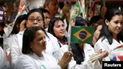 Para dokter Kuba tiba di bandara internasional Jose Marti di Havana, setelah kembali dari penugasa mereka di Brazil, Jumat (23/11). 