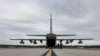 Marinir AS melakukan pemeriksaan pra-penerbangan pada KC-130J Super Hercules di Pangkalan Udara Korps Marinir Cherry Point, North Carolina, yang akan digunakan untuk mengangkut imigran tanpa dokumen ke Teluk Guantanamo. 