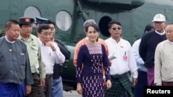 Myanmar's de facto leader Aung San Suu Kyi arrives at Sittwe airport after visiting Maungdaw in the country's Rakhine state, Nov. 2, 2017.