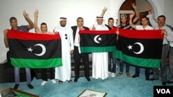 Kedutaan Libya di Kuwait mengibarkan bendera oposisi setelah ibukota Tripoli dikuasai pemberontak (22/8). Kedutaan Libya di Jakarta juga melakukan langkah serupa.