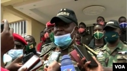 FILE - General Nka Valere, commander of Cameroon troops fighting separatists in Cameroon's English speaking Northwest region, speaks to reporters, Apr. 19, 2021. (Moki Edwin Kindzeka/VOA)