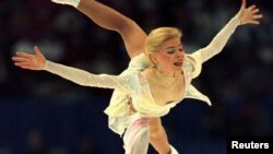  اسکیٹرز ششکووا اور وجیم نوموف جو طیارے حادثے میں ہلاک ہوئے 1996 میں ورلڈ فگر اسکیٹنگ چیمپیئن شپ مقابلے میں ن پرفارم کرتےہوئے فائل فوٹو 