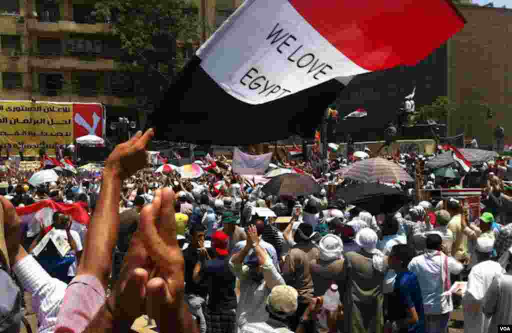 A rally on behalf of the Muslim Brotherhood's Mohamed Morsi on Tahrir Square, Cairo, Egypt, June 24, 2012. (VOA/Elizabeth Arrott)