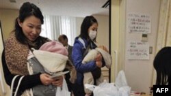 Các bà mẹ có con dưới 1 tuổi được phát nước đóng chai