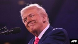 အမေရိကန်သမ္မတ ဒေါ်နယ်ထရမ့် Conservative Political Action Conference (CPAC) ညီလာခံမှာ မိန့်ခွန်းပြောနတဲ့ မြင်ကွင်း။ (ဓာတ်ပုံ - ROBERTO SCHMIDT / AFP)