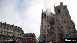 Los bomberos luchan contra las llamas en la catedral de Nantes, Francia, el 18 de julio de 2020.