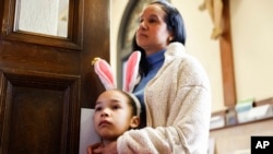 Los feligreses asisten a la Misa de Pascua en el Sagrado Corazón de Jesús y San Patricio, el domingo 31 de marzo de 2024, en Baltimore. (Foto AP/Julia Nikhinson)