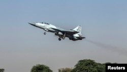 一架JF-17雷霆战斗机在2013年6月7日从巴基斯坦北部的萨戈达的穆沙夫空军基地起飞。这款“枭龙”战机由中国航空工业公司和巴基斯坦航空综合企业联合开发。