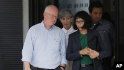 Australian barrister Julian McMahon, left, walks with Australian Consul General in the Indonesian island of Bali Majel Hind, center, at Wijaya Pura port after visiting two Australian prisoners at Nusakambangan Island in Cilacap, March 6, 2015.