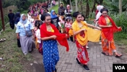 Perarakan anak-anak suku Tengger menuju hutan di Desa Andonosari, Kecamatan Tutur, untuk mengikuti Kirab Budaya dan Kenduri Alas (Foto: VOA/Petrus).