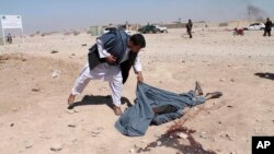 Entrada, recepción y proceso que se da en la primera hora de llegada al refugio de paso establecido para migrantes con niños en Tucson, Arizona.