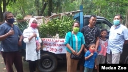People donate produce from their farm to Medan Zoo in North Sumatra, Indonesia, because it is experiencing a financial crisis due to the COVID-19 pandemic and needs help feeding the animals. (Medan Zoo)