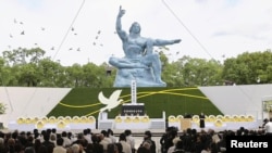 Sejumlah burung merpati diterbangkan di atas Patung Perdamaian saat upacara peringatan 77 tahun pengeboman Nagasaki di Nagasaki, Jepang, 9 Agustus 2022. (Foto: Kyodo via Reuters)