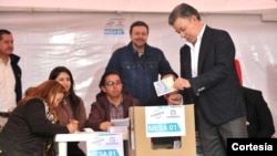 Santos insistió en la necesidad de que los colombianos participen en la jornada democrática pese a la lluvia que se presenta en algunas regiones del territorio nacional. [Foto: Presidencia de Colombia].