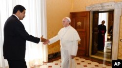 Le pape rencontre le président vénézuélien Nicolas Maduro au Vatican, le 17 juin 2013.