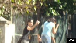 Yoani Sanchez: "Foto tomada por Reinaldo mientras yo 'acosaba' a mis acosadores".