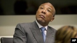 Mantan Presiden Liberia, Charles Taylor saat menunggu sidang pengadilan kejahatan perang di dekat Den Haag, Belanda (16/5).